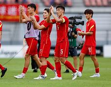 紧张足球比赛中球队实力横扫对手